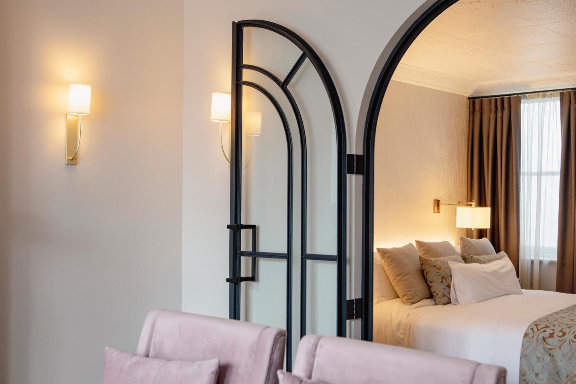 Tattersalls Hotel Армидейл Екстериор снимка
