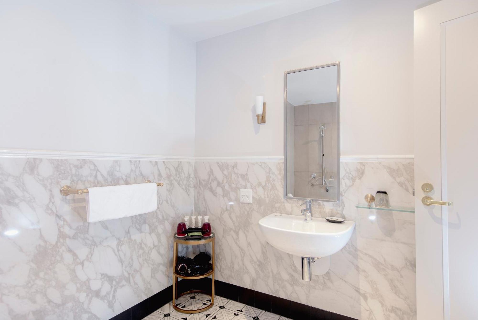 Tattersalls Hotel Армидейл Екстериор снимка