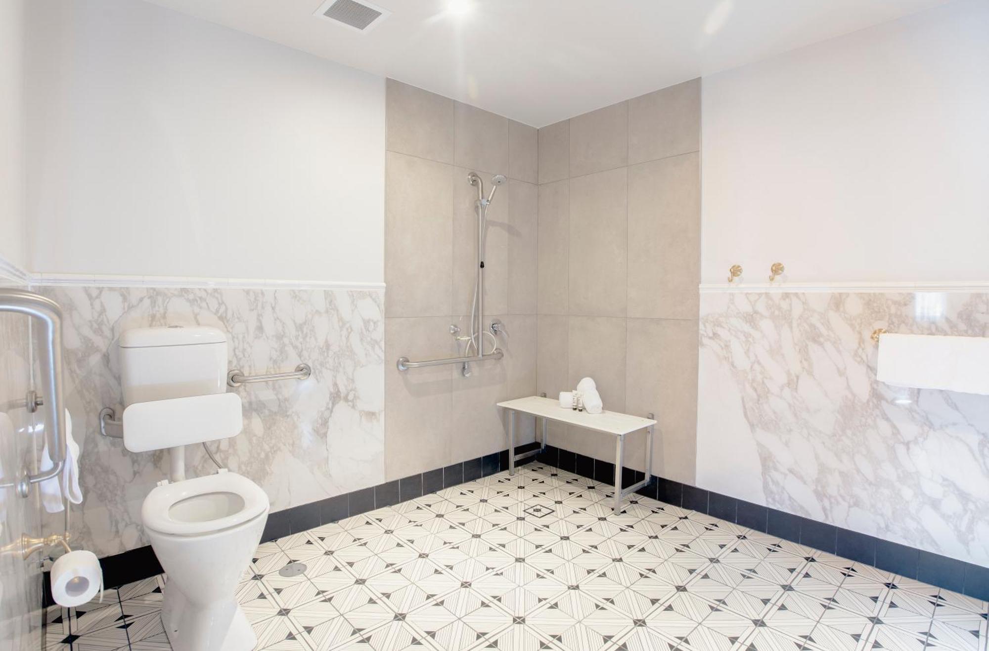 Tattersalls Hotel Армидейл Екстериор снимка